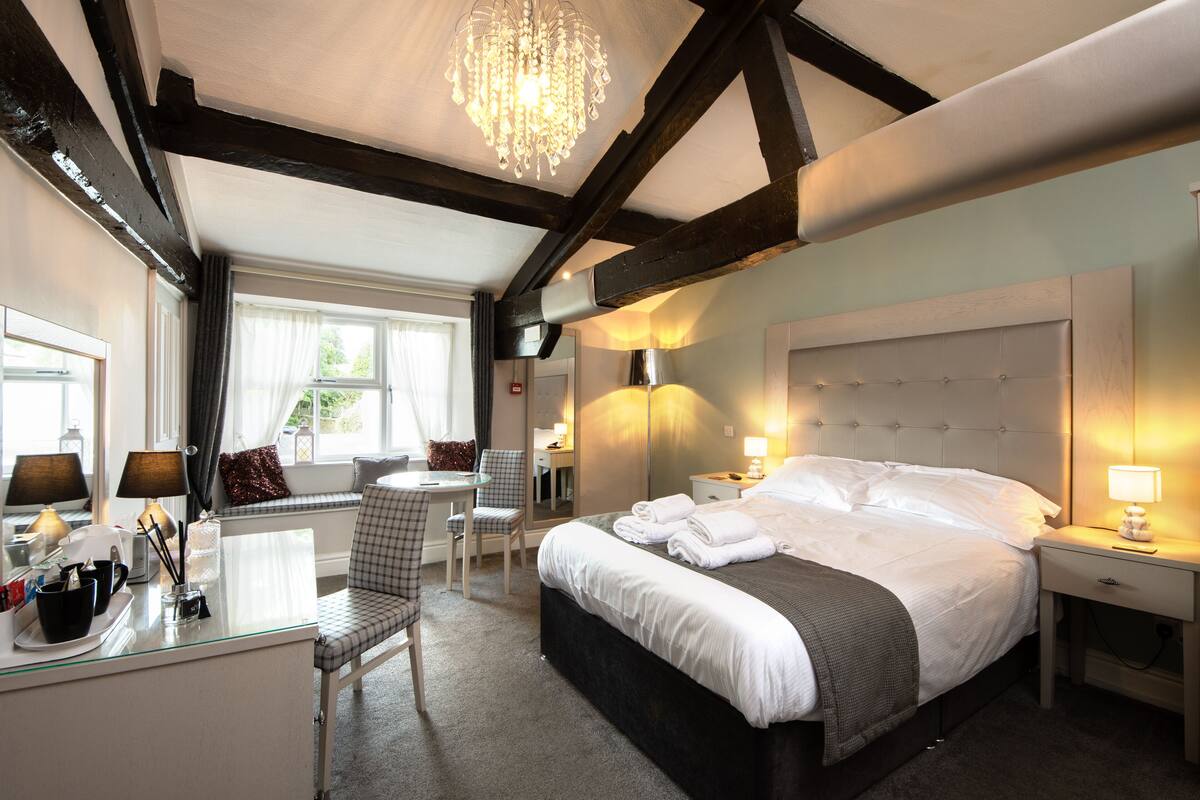 Phòng đôi Deluxe, có phòng tắm riêng (Room 6)