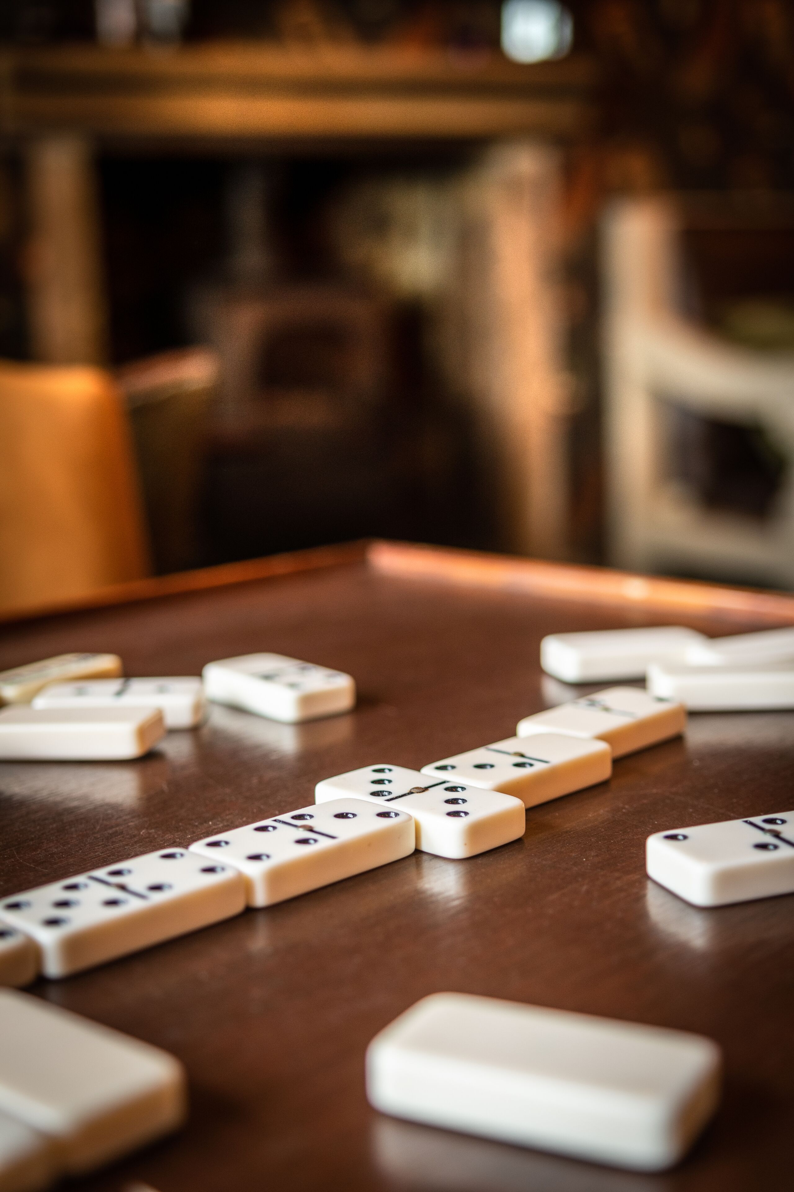 A mahjong table with tiles and a wooden surface.