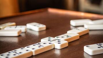 Une table de mahjong avec des tuiles et un plateau en bois.