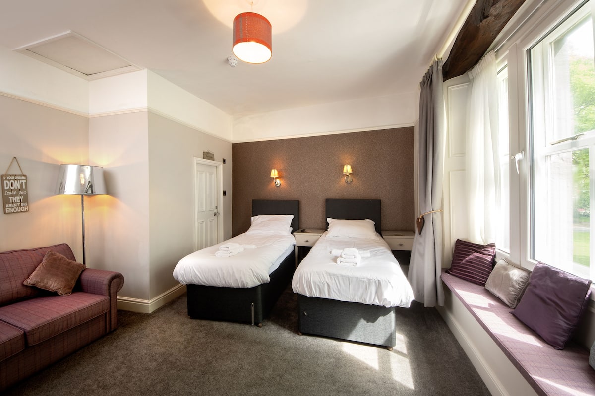 Phòng đôi hoặc 2 giường đơn, có phòng tắm riêng (Room 5)