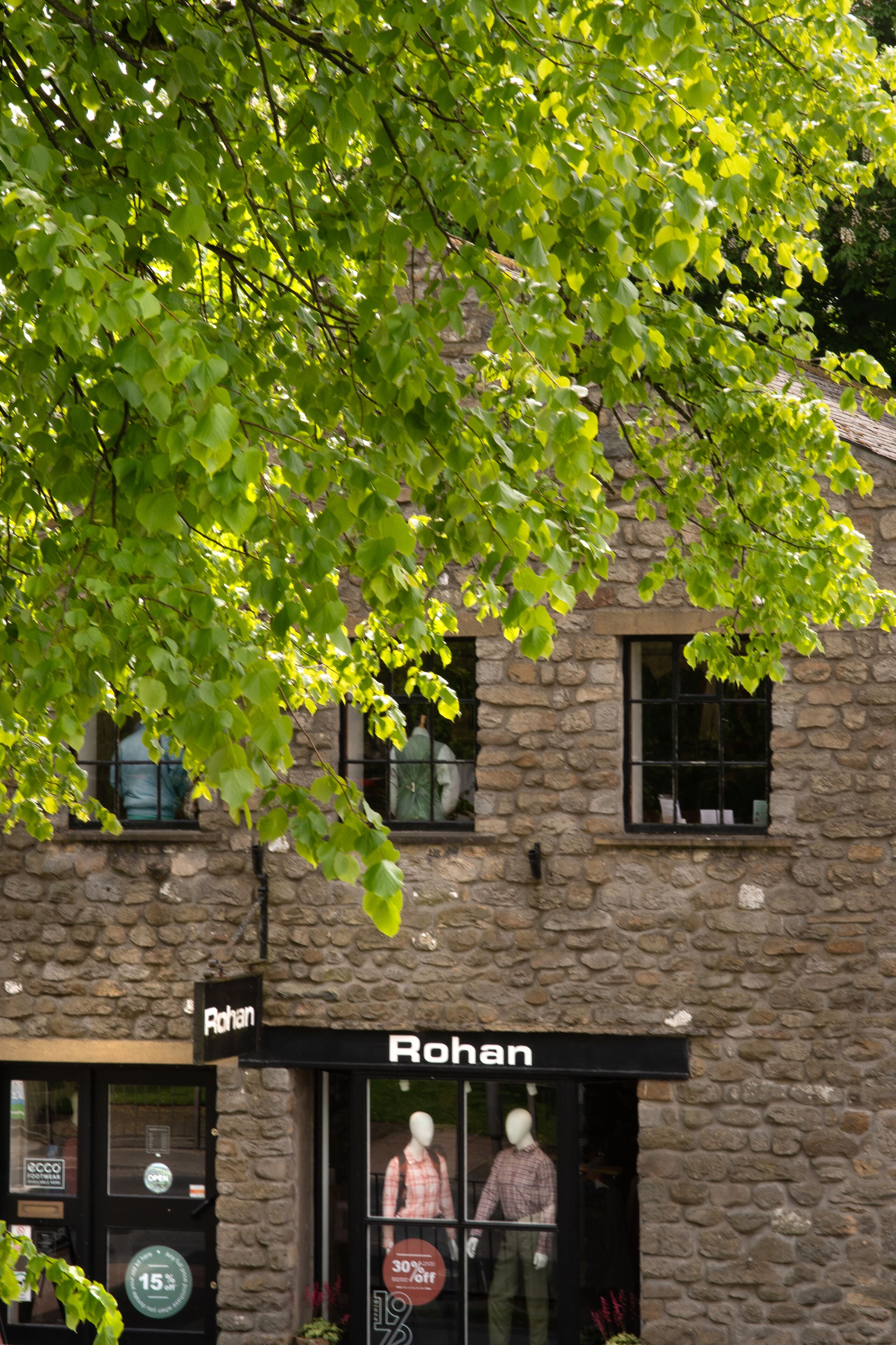 Un edificio in pietra con una vetrina che riporta il nome "Rohan".