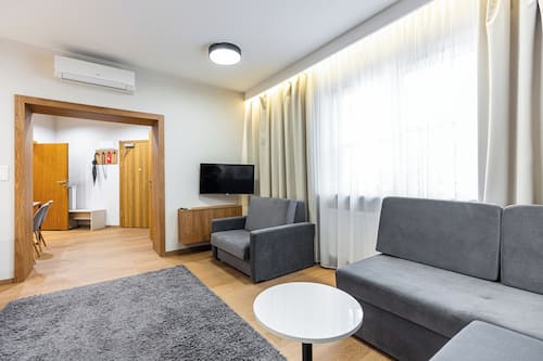 Studio | Premium bedding, in-room safe, soundproofing, iron/ironing board