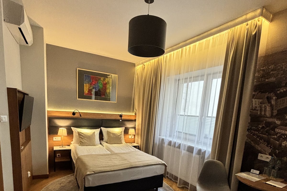 Traditional Room | 1 bedroom, premium bedding, in-room safe, soundproofing