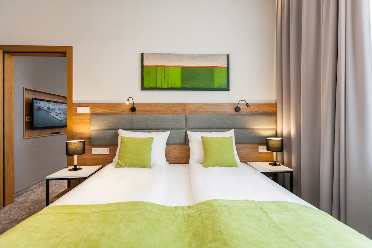 Deluxe Apartment | 1 bedroom, premium bedding, in-room safe, soundproofing