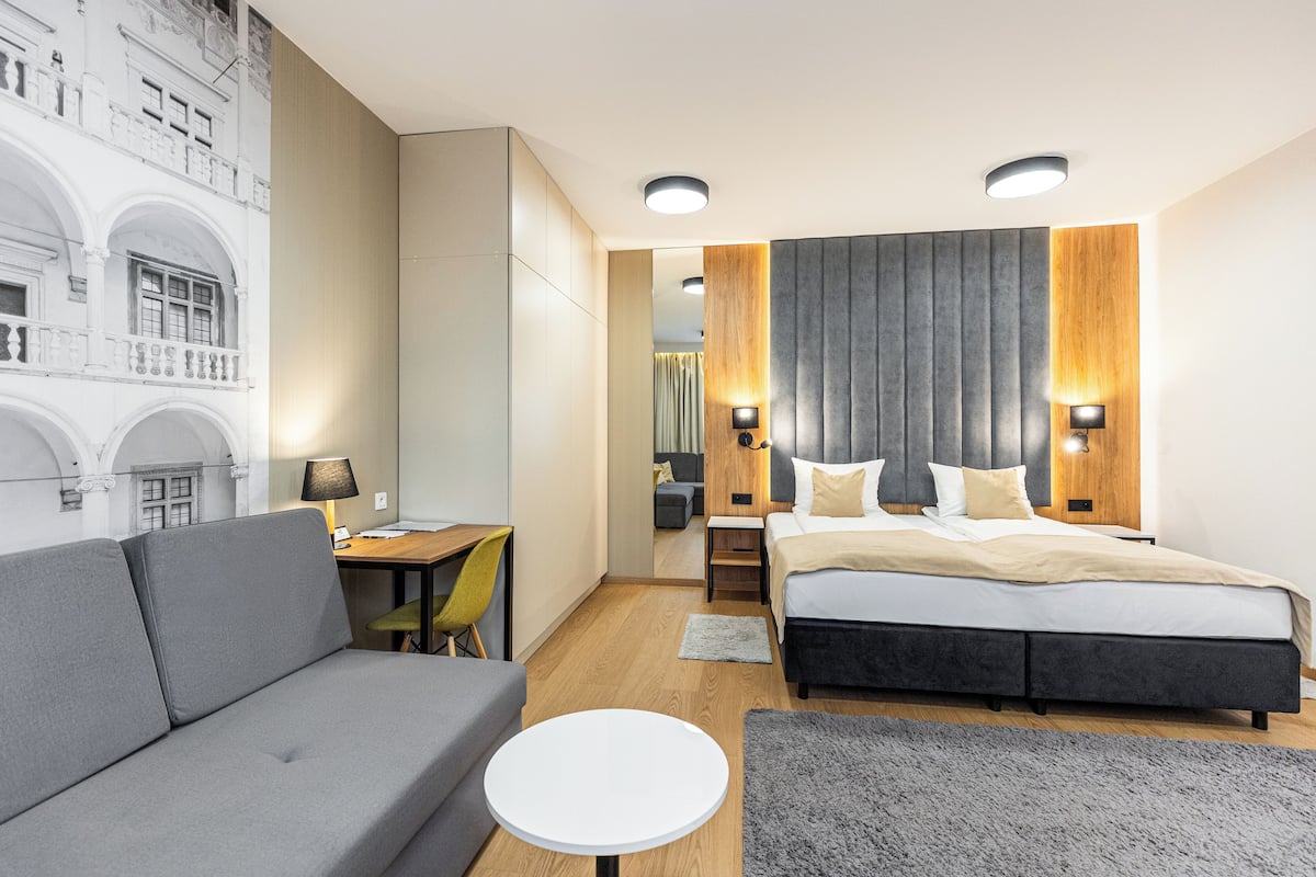Studio | 1 bedroom, premium bedding, in-room safe, soundproofing