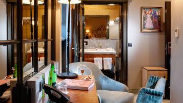 Klassieke tweepersoonskamer | Luxe beddengoed, bedden met traagschuimmatras, een minibar
