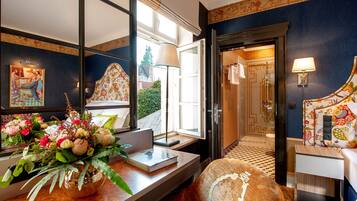 Deluxe kamer, 1 twee- of 2 eenpersoonsbedden | Luxe beddengoed, bedden met traagschuimmatrassen, een minibar