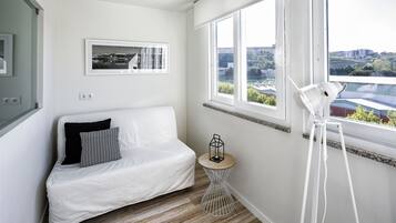 Suíte luxo, 1 cama Queen, para não fumantes, vista para a cidade | Individualmente decorados, individualmente mobiliados, escrivaninha