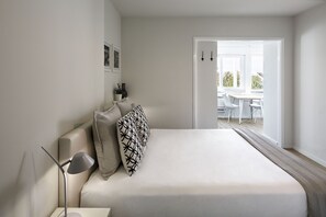 Deluxe Studio Suite, 1 Double Bed, Non Smoking, City View | Individually decorated, individually furnished, desk, soundproofing - JR Studios & Suites (Coimbra)