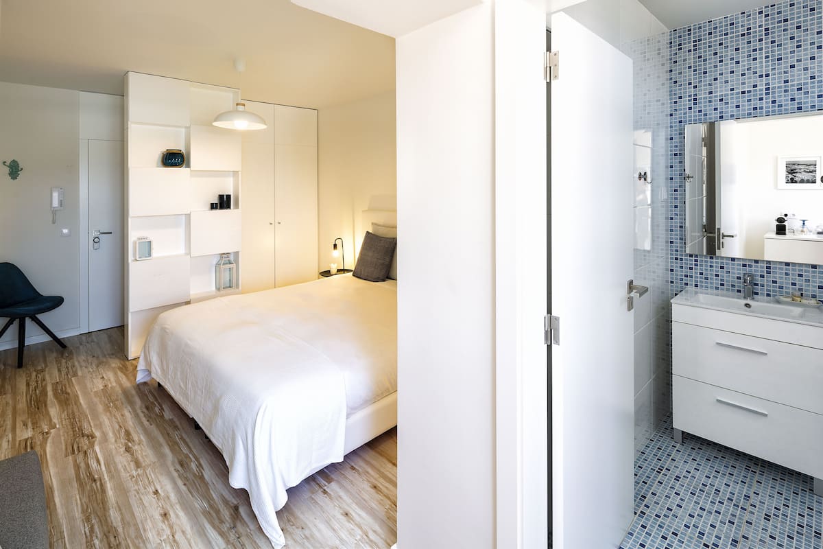 Executive Suite, 1 Queen Bed, Non Smoking | 1 bedroom, individually decorated, individually furnished, desk