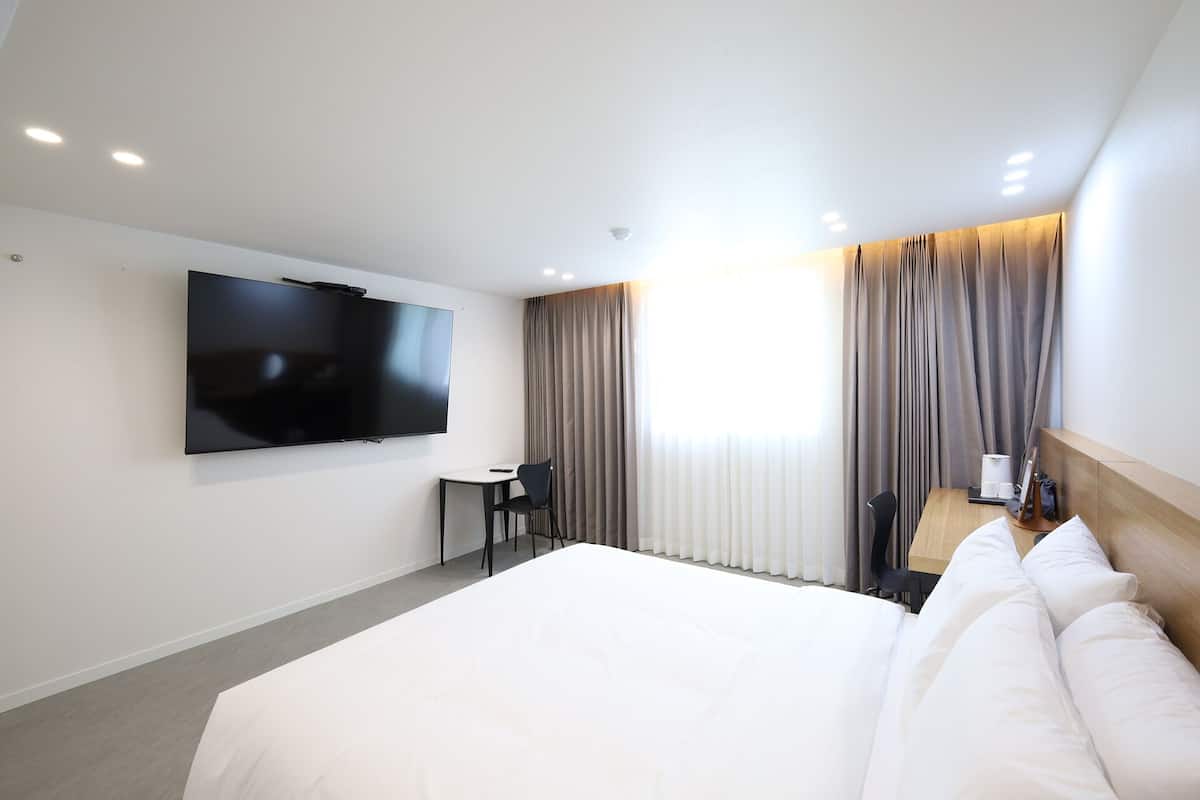 Kamar Double Standar | Meja kerja, ruang kerja ramah laptop, kedap suara, dan Wi-Fi gratis