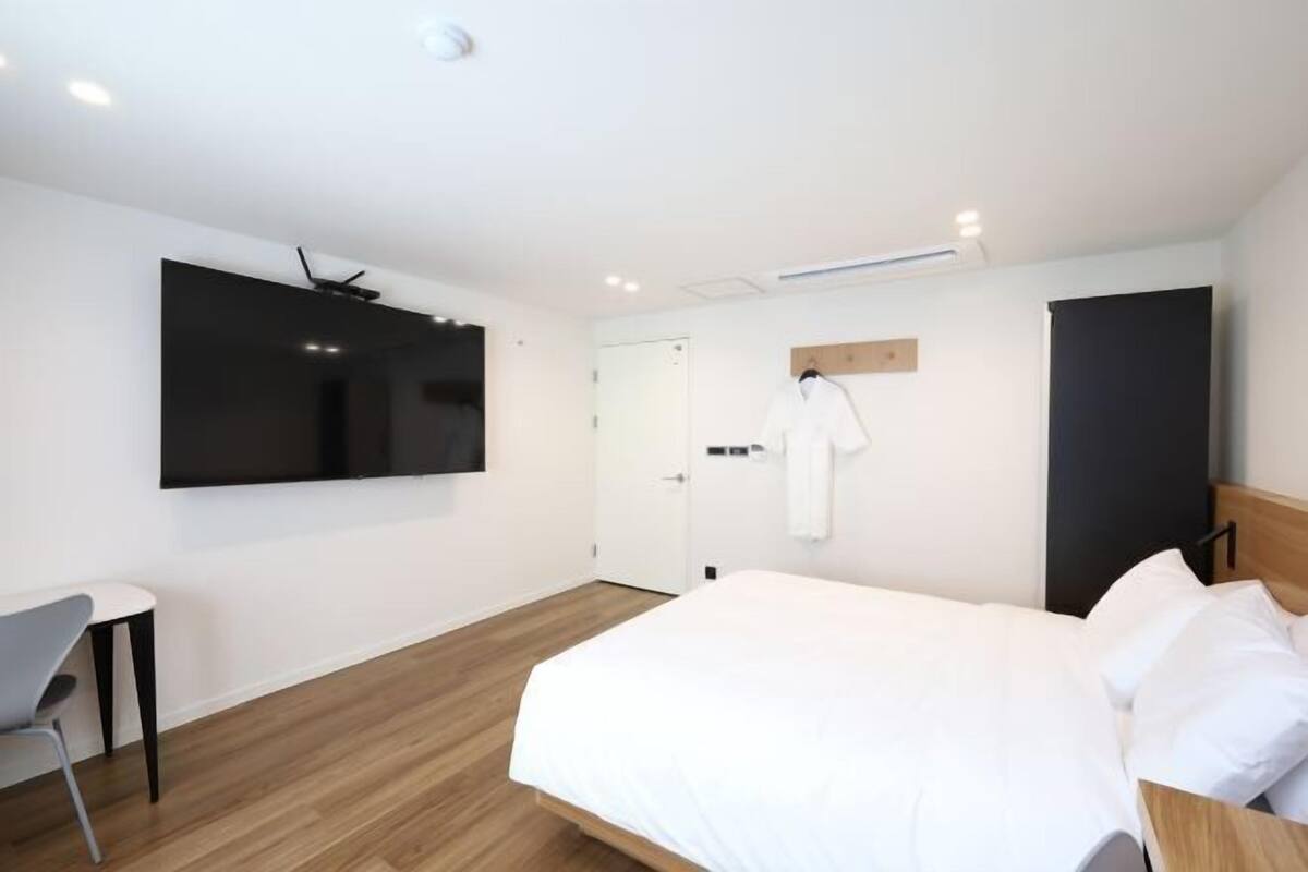 1 bedroom, desk, laptop workspace, free WiFi