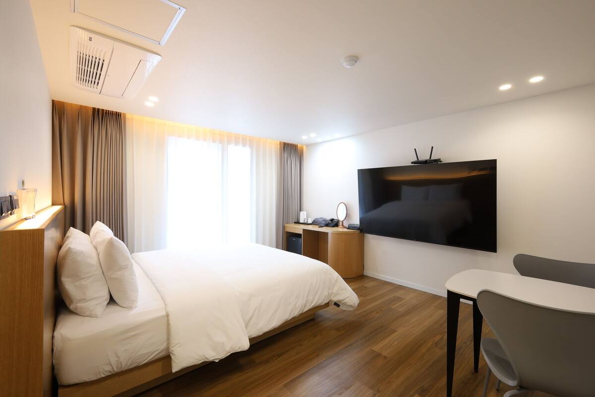Quarto premium | 1 quarto, escrivaninha, espaço de trabalho para notebook