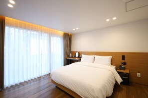 办公桌、笔记本电脑工作区、免费 WiFi