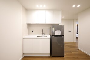 冰箱、公用微波炉、电热水壶