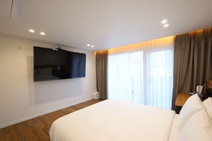 1 bedroom, desk, laptop workspace, free WiFi