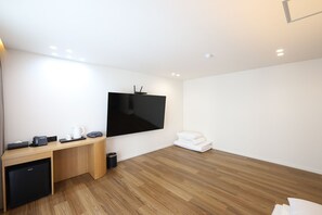 办公桌、笔记本电脑工作区、免费 WiFi