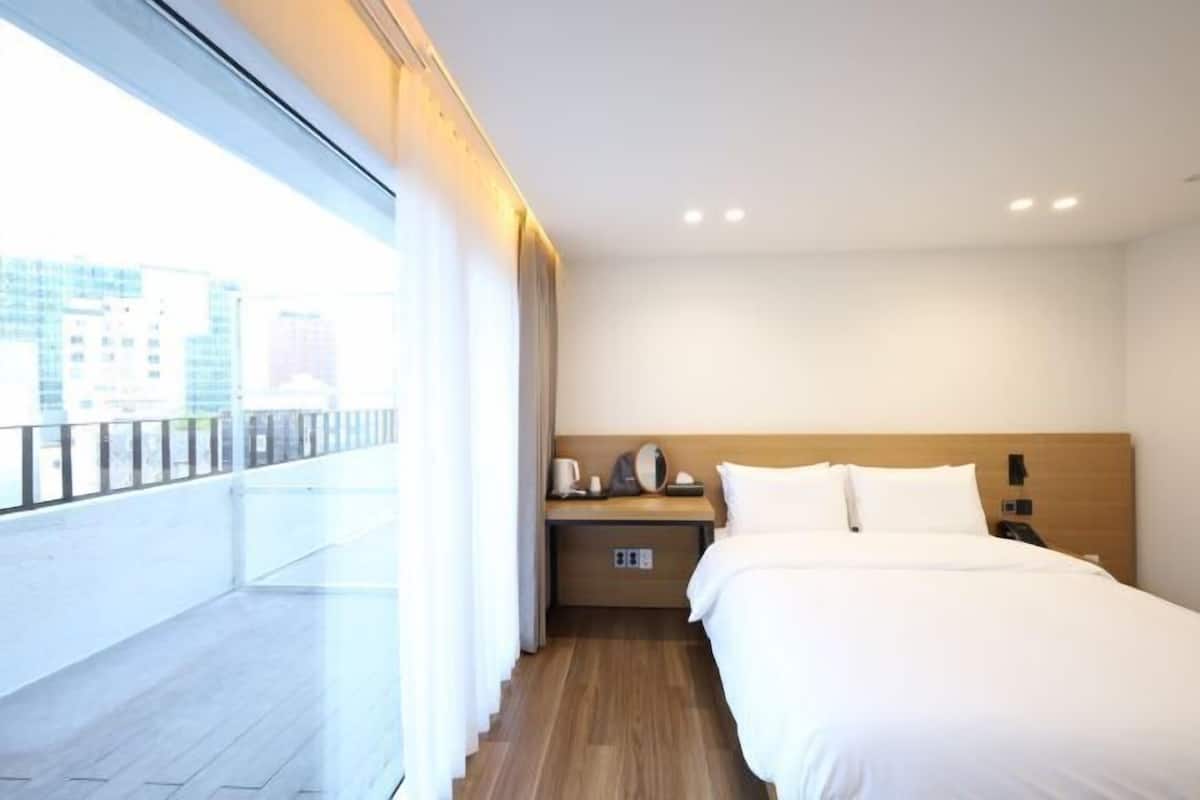 1 bedroom, desk, laptop workspace, free WiFi