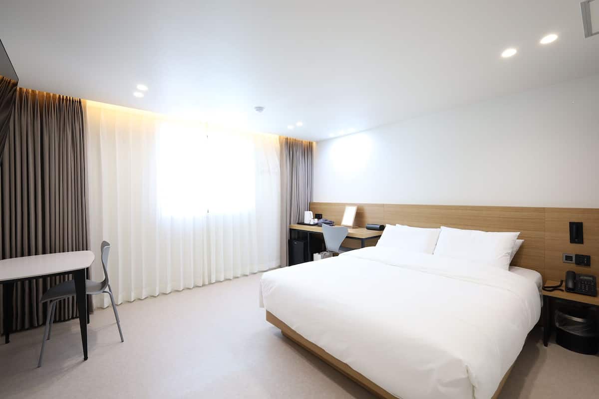Kamar Double Deluks (B) | Meja kerja, ruang kerja ramah laptop, kedap suara, dan Wi-Fi gratis