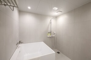 Deluxe Double Room (B) | Bathroom | Separate bathtub and shower, deep-soaking bathtub, free toiletries - Hotel Onna Haeundae (Busan)