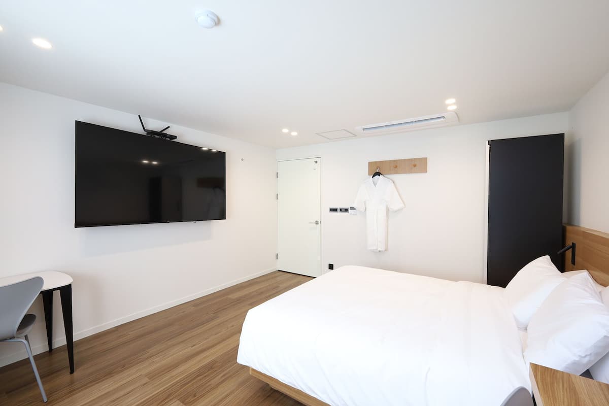 Kamar Double Premium | Meja kerja, ruang kerja ramah laptop, kedap suara, dan Wi-Fi gratis
