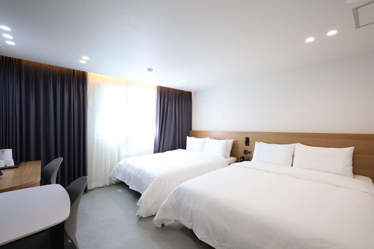 Kamar Twin Deluks (A) | Meja kerja, ruang kerja ramah laptop, kedap suara, dan Wi-Fi gratis