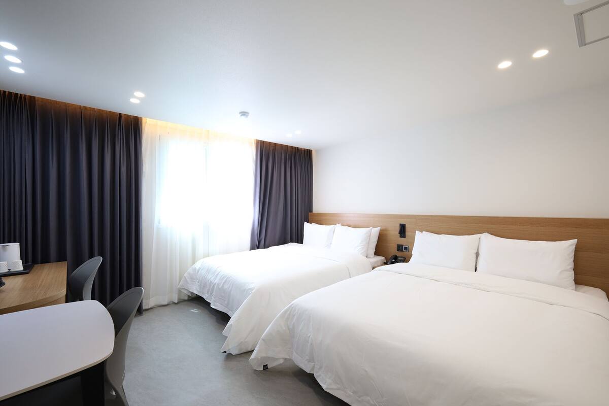 Deluxe-Zweibettzimmer (A) | 1 Schlafzimmer, Schreibtisch, laptopgeeigneter Arbeitsplatz