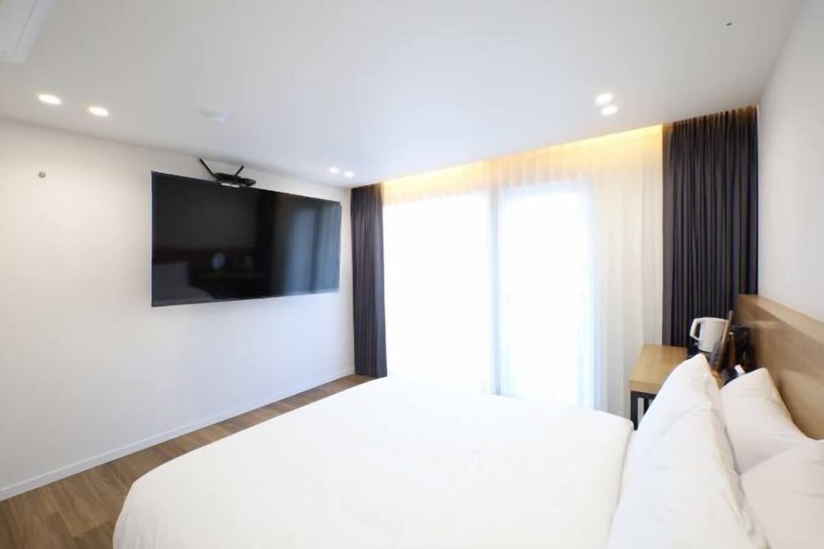 1 bedroom, desk, laptop workspace, free WiFi