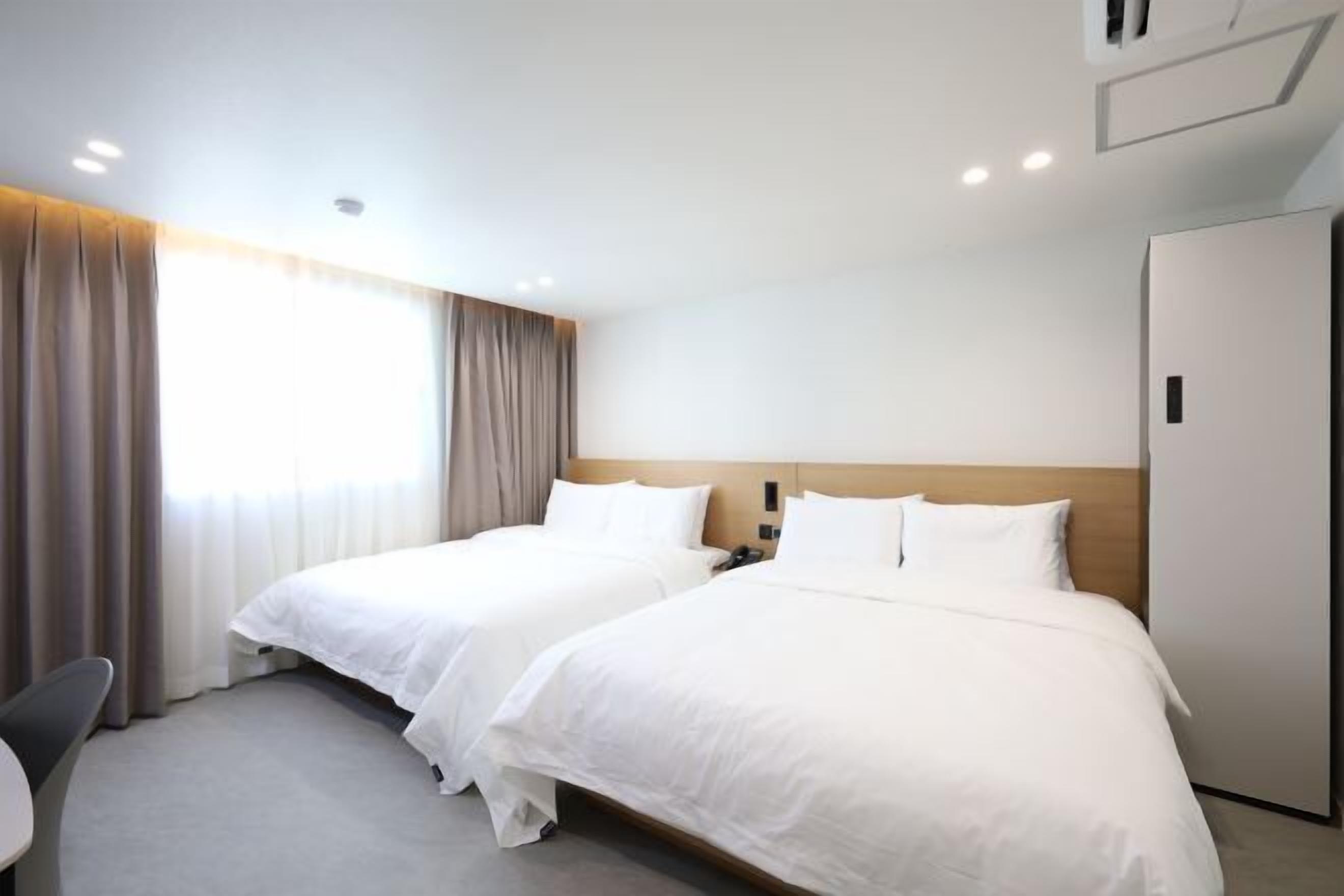 Escritorio, espacio para trabajar con un portátil, wifi gratis