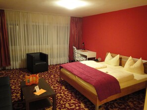 Desk, blackout curtains, soundproofing, free WiFi