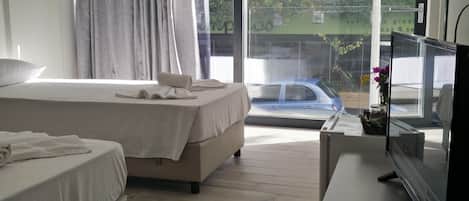 Dobbelt- eller tomannsrom | Skrivebord, blendingsgardiner, wi-fi (inkludert) og sengetøy