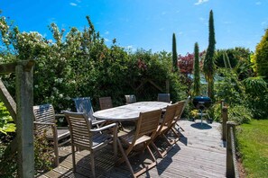 Outdoor dining - High Meadows (Truro)
