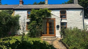 Front of property - Hollowtree Cottage (Redruth)