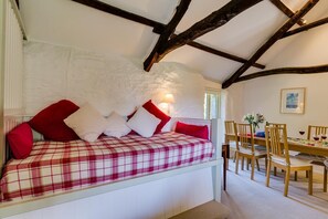 3 bedrooms, free cots/infant beds, free WiFi - Lambs Barn at Trevadlock Manor (Launceston)