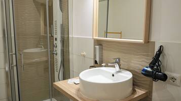 Junior-Suite, 1 Queen-Bett | Badezimmer | Dusche, Hydromassagedusche, kostenlose Toilettenartikel, Haartrockner