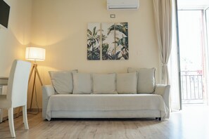 Juniorsvit - utsikt mot staden | Allergitestade sängkläder, duntäcken och värdeförvaringsskåp på rummet