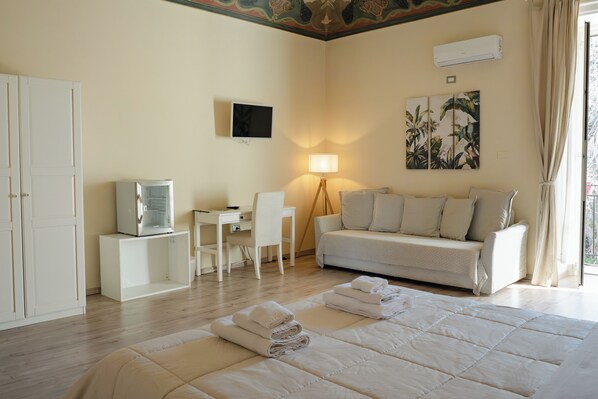 Juniorsvit - utsikt mot staden | Allergitestade sängkläder, duntäcken och värdeförvaringsskåp på rummet