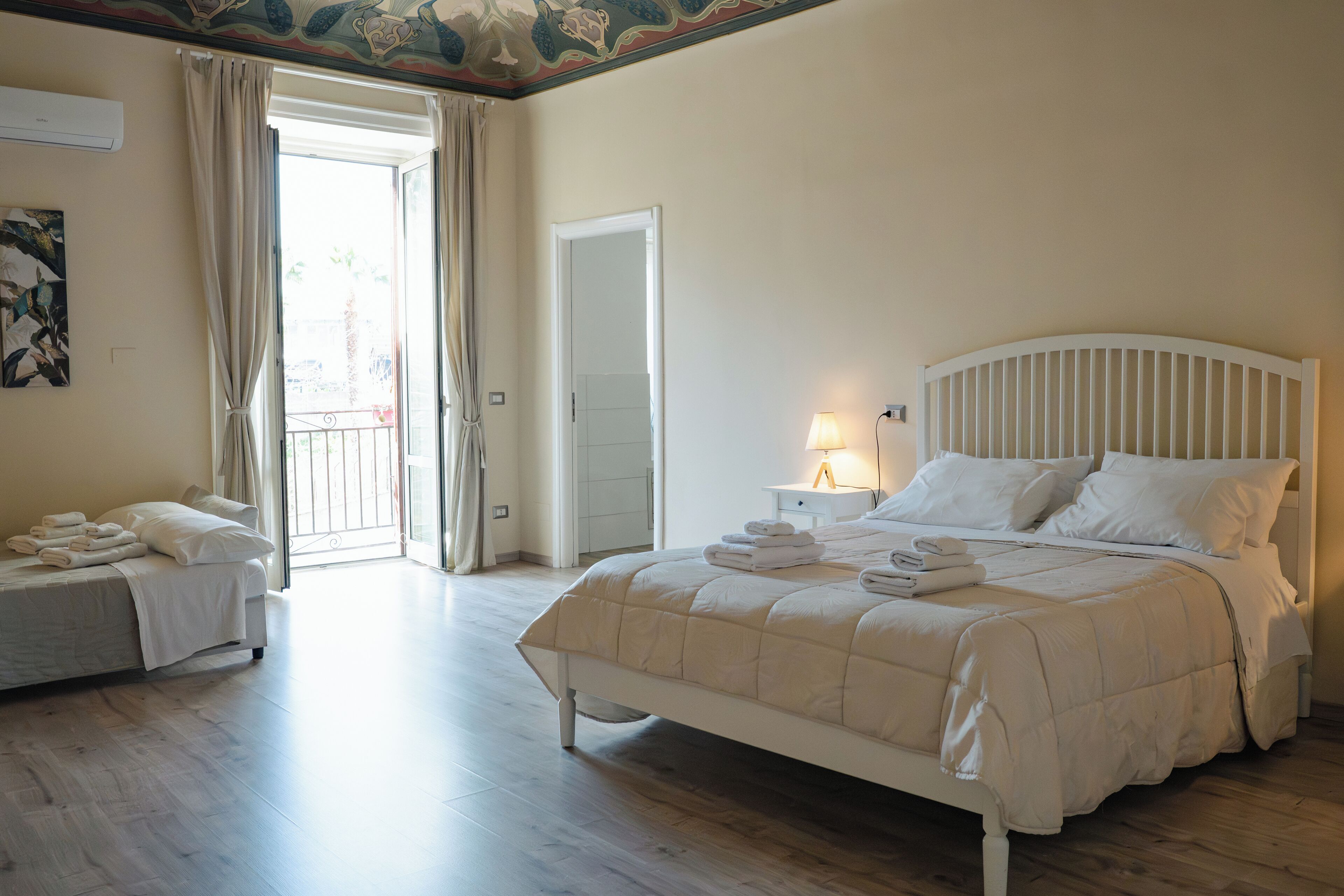 Junior Suite, City View | Peralatan tempat tidur hipoalergenik, gebar bulu kapas 