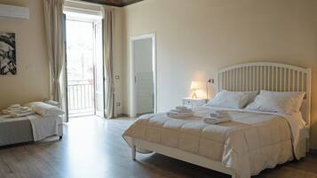 Junior Suite, City View | Peralatan tempat tidur hipoalergenik, gebar bulu kapas