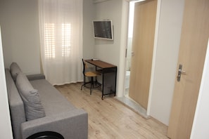 Comfort Room, 1 Queen Bed, Balcony, City View | Hypo-allergenic bedding, down comforters, in-room safe - B&B Matteo Bonello (Palermo)