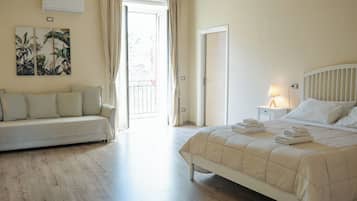 Junior Suite, City View | Peralatan tempat tidur hipoalergenik, gebar bulu kapas