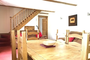 In-room dining - Karensa Cottage (Falmouth)