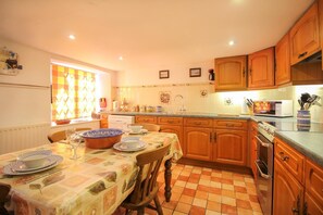 Dishwasher, cookware/dishes/utensils - Lamellen Lodge (Bodmin)