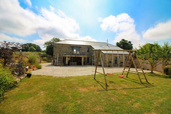 Children’s play area – outdoor