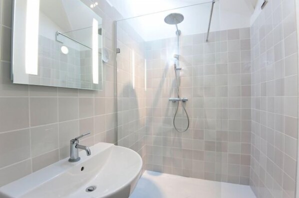 Bathroom - Lambs Barton Cottage (Bude)