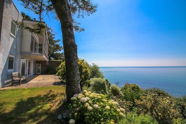 المنطقة المحيطة بالمنشأة