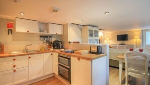 Dishwasher, cookware/dishes/utensils - Little Cobbetts (Camelford)