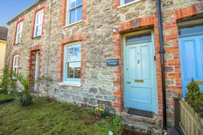 Front of property - Mariners Cottage (Falmouth)