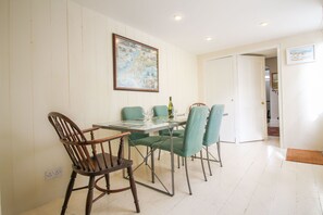 In-room dining - Mariners Cottage (Falmouth)