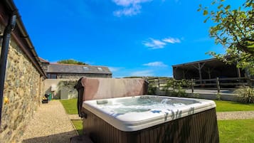 Bồn tắm spa ngoài trời